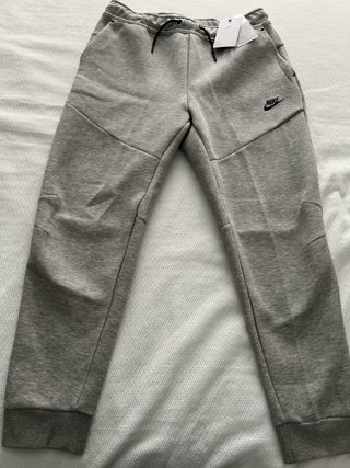 Pantalón Nike Tech Fleece. 
