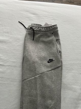 Pantalón Nike Tech Fleece. 