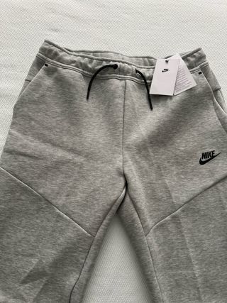 Pantalón Nike Tech Fleece. 