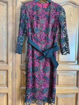 Vestido fiesta Alba Conde granate, verde, y negro.