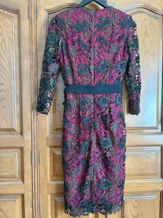 Vestido fiesta Alba Conde granate, verde, y negro.