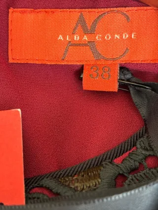 Vestido fiesta Alba Conde granate, verde, y negro.