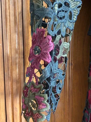 Vestido fiesta Alba Conde granate, verde, y negro.