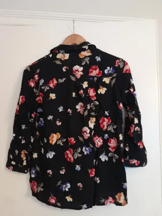 Camisa negra flores manga francesa
