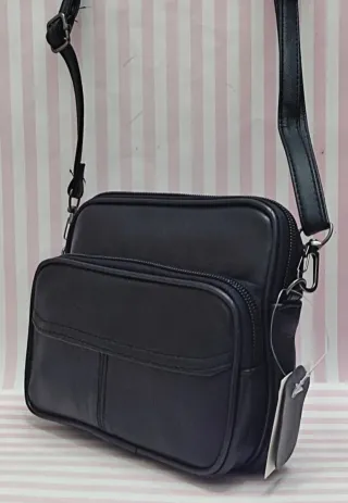 REBAJA! BOLSO RIÑONERA DE PIEL NEGRA. BANDOLERA 