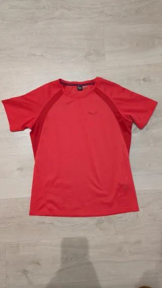 Camiseta Salewa roja. 