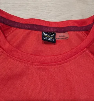 Camiseta Salewa roja. 