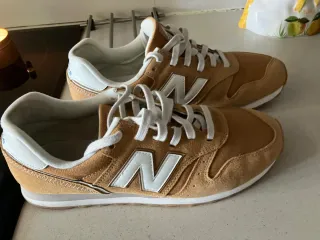 Zapatillas New Balance Marrones y Blancas