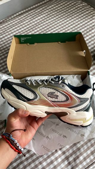 Zapatillas Lacoste Doradas y Blancas