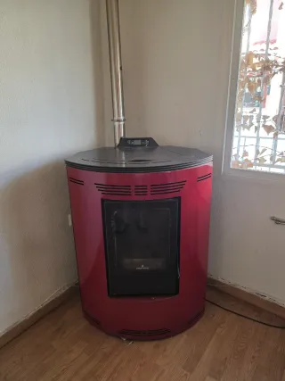 Stufa a pellet rossa