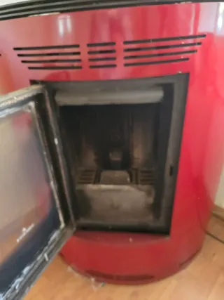 Stufa a pellet rossa