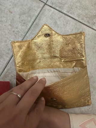 Pochette oro con fiore paillettes