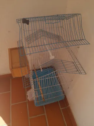 Jaula para pájaros azul y blanca