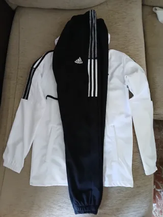 Se vende chándal Adidas de color Blanco y Negro.