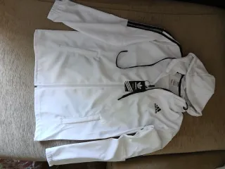 Se vende chándal Adidas de color Blanco y Negro.