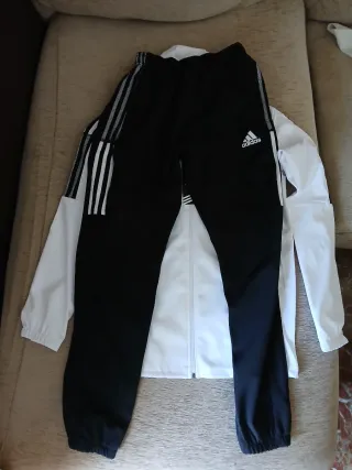 Se vende chándal Adidas de color Blanco y Negro.
