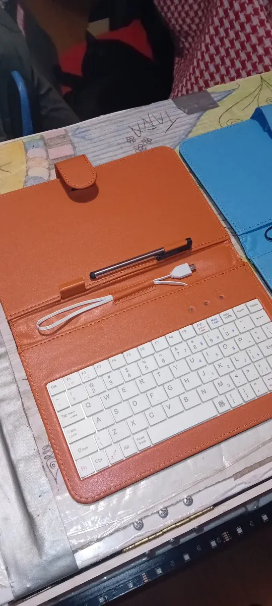 Funda con teclado para tablet