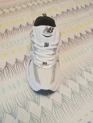 Zapatillas New Balance Blancas y Plateadas,sin uso