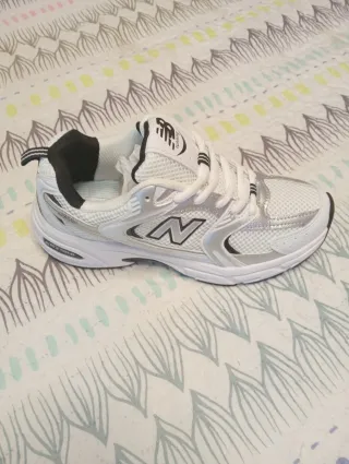 Zapatillas New Balance Blancas y Plateadas,sin uso