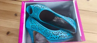 Zapatos de tacón azules con diseño calado
