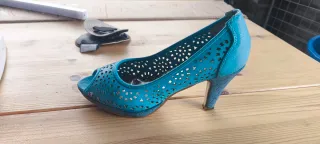 Zapatos de tacón azules con diseño calado