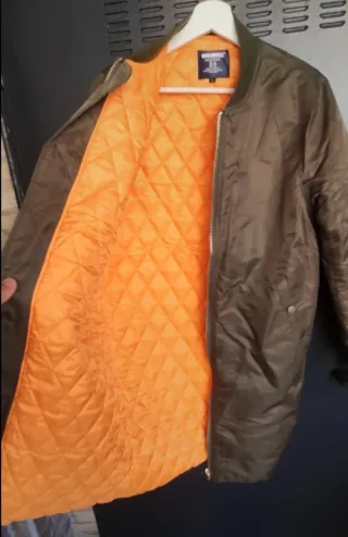 Bomber verde militar tres cuartos