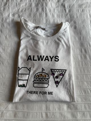 Camiseta blanca de Zara con pedrería 