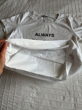 Camiseta blanca de Zara con pedrería 