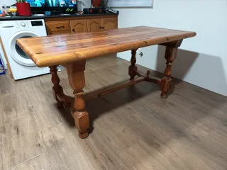 Mesa de madera maciza para comedor o cocina.