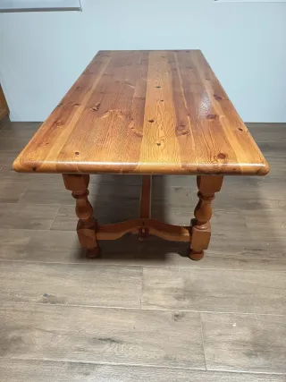 Mesa de madera maciza para comedor o cocina.