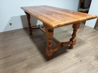 Mesa de madera maciza para comedor o cocina.