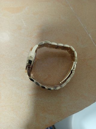 Orologio di lusso in oro e blu