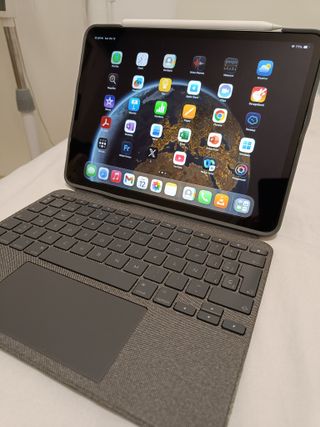 iPad Pro M1 128GB con cover e tastiera Logitech