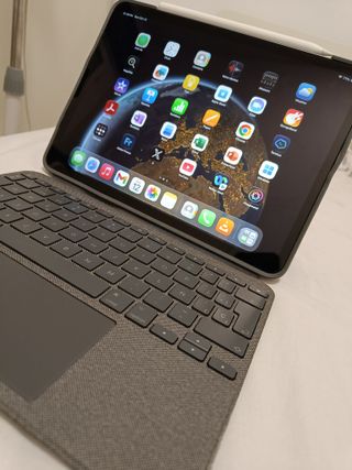 iPad Pro M1 128GB con cover e tastiera Logitech