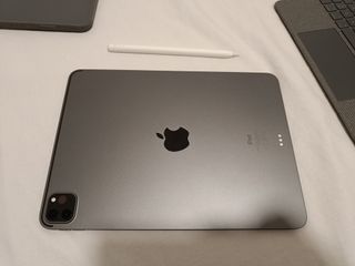 iPad Pro M1 128GB con cover e tastiera Logitech
