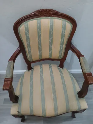 Silla antigua de madera y tela