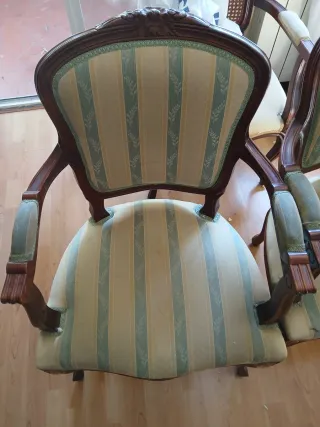 Silla antigua de madera y tela