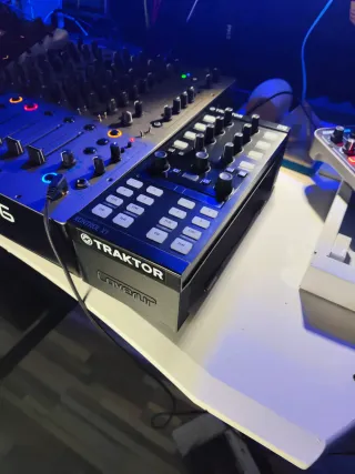 Controlador DJ Traktor x1 mk2