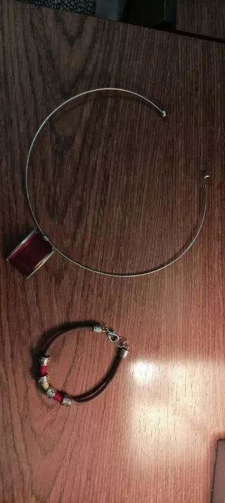 Collar plateado con colgante rojo + pulsera