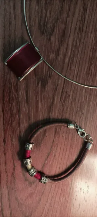 Collar plateado con colgante rojo + pulsera