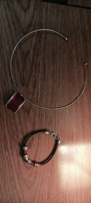 Collar plateado con colgante rojo + pulsera