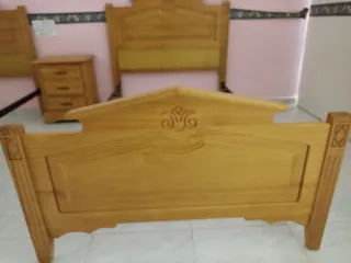 Dormitorio pino: 2 camas y mesita