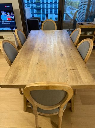 Mesa de comedor de madera. No incluye sillas.