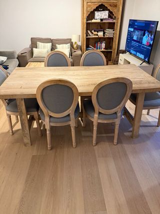 Mesa de comedor de madera. No incluye sillas.