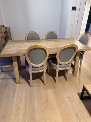Mesa de comedor de madera. No incluye sillas.