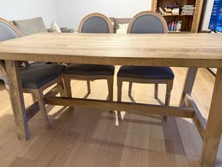 Mesa de comedor de madera. No incluye sillas.