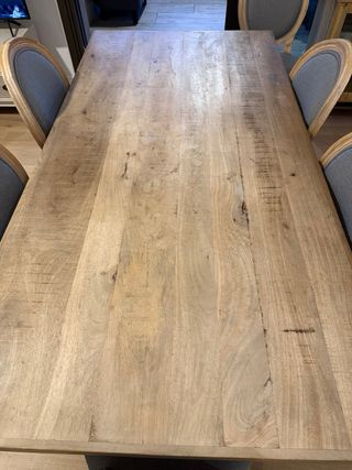 Mesa de comedor de madera. No incluye sillas.