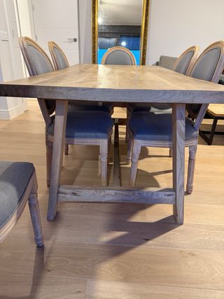 Mesa de comedor de madera. No incluye sillas.