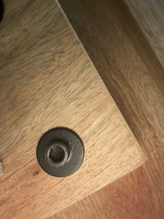 Mesa de comedor de madera. No incluye sillas.