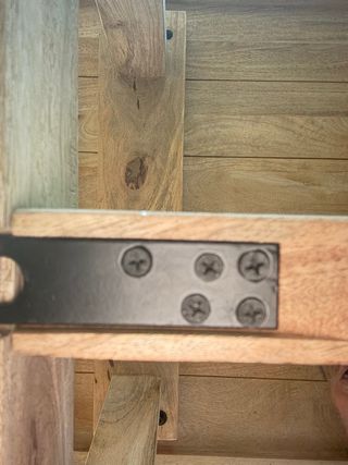 Mesa de comedor de madera. No incluye sillas.